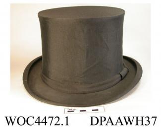 Opera hat, gibus, men's, corded black silk, collapsible crown with internal spring mechanism so that it could be folded flat and stored under a theatre seat, narrow hatband of matching silk, medium brim with tightly curled sides, lined black silk, made 